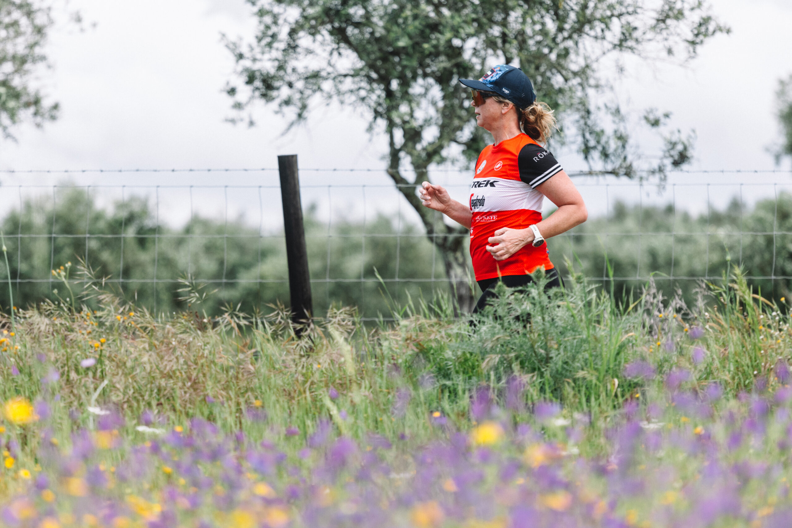 Mulher atleta praticando corrida ao ar livre, representando o impacto da síndrome RED-S em mulheres ativas.